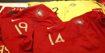 Jogadores da Seleção Nacional autografam camisolas para angariar donativos para Moçambique