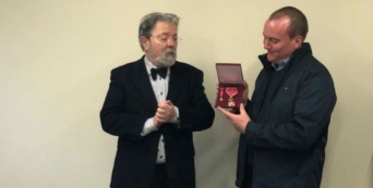 Condecoração Cruz Vermelha de Benemerência atribuída ao Presidente da Delegação de Arco de Baúlhe